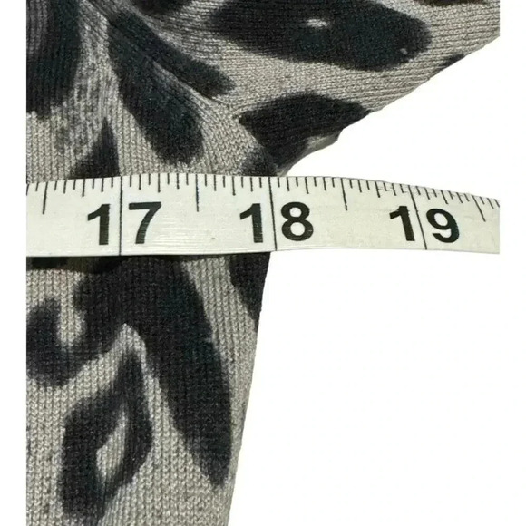 Ann Taylor Petite Large Gray & Black Animal Print Silk Blend Cardigan - Picture 5 of 7